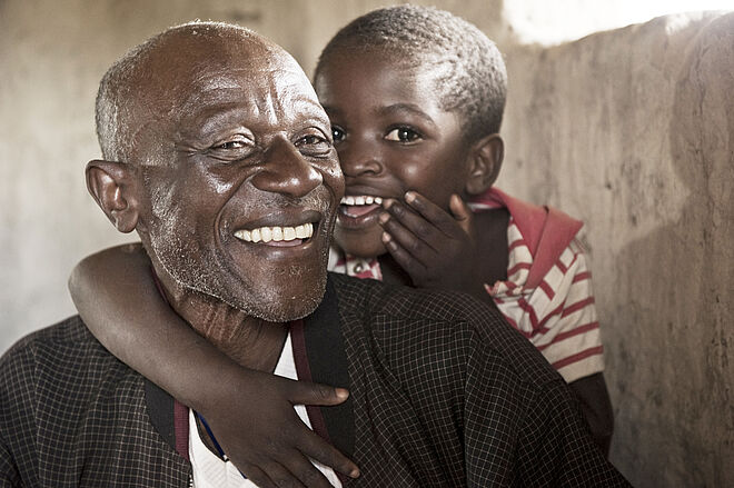 Ein älterer Mann spielt mit seinem Enkel. Bild: Oliver Rust