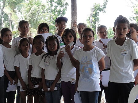 Diese Kindergruppe einer lokalen sozialen Einrichtung in einem Dorf auf den Philippinen erhielt auch Hilfe. Hilfe traumatisierter Menschen, gerade der Kleinsten ist enorm wichtig. Bild: Thomas Stahl / TearFund Schweiz