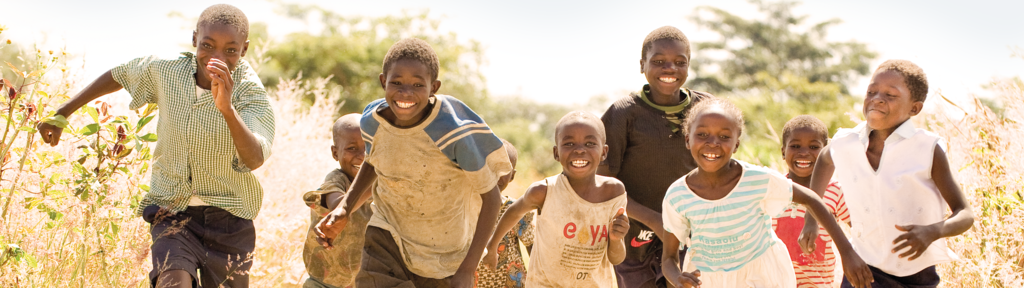 Kinder in Uganda rennen auf der Strasse. Trotz Armut sind sie glücklich und haben Spass. Bild: Oliver Rust