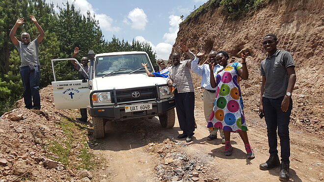 Mitarbeitende von KDWSP auf dem Weg in ein ugandisches Dorf. Bild: Anna Abel / TearFund Schweiz