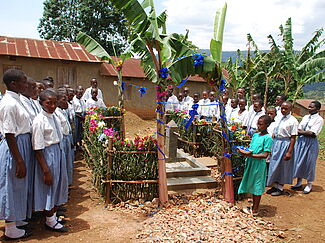 Ugandische Kinder bei der festlichen Einweihung eines Brunnens
