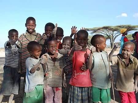 Eine Gruppe von Kindern in einem kenianischem Dorf konnte wieder ohne Hunger in die Kamera winken. Bild: TearFund Schweiz