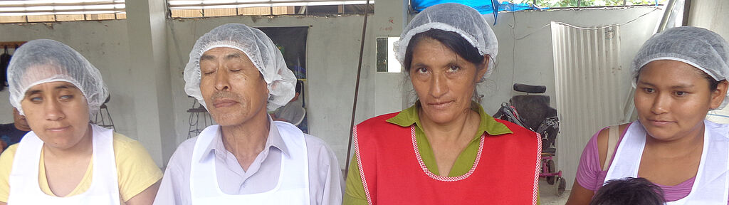 Sie befinden sich im Bereich Länder und Projekte, Peru: Ausbildung trotz Handicap Ausbildung trotz Handicap: Begünstigte des Projekts arbeiten in der Konditorei.