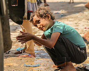 Dieses Kind im Jemen hat Dank der Hilfe nun wieder Zugang zu sauberem Wasser
