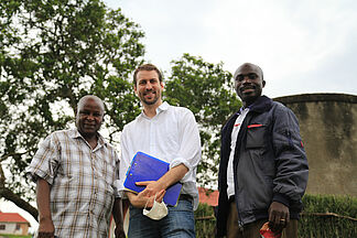 Jan Tschannen, Programmverantwortlicher, mit lokalen Projektbeteiligten in Uganda. Bild: Anna Abel / TearFund Schweiz