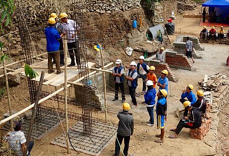 Baustelle, auf der lokale Maurer in erdbebensicherer Bauweise ausgebildet werden. Bild: Thomas Stahl / TearFund Schweiz.