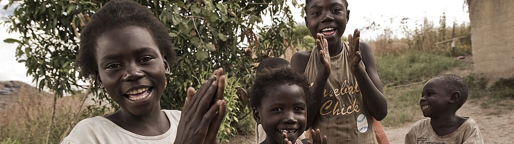 Lachende, klatschende Kinder aus Sambia