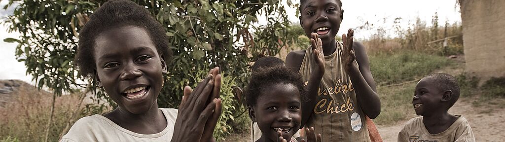 Sie befinden sich im Bereich: Medien Lachende, klatschende Kinder aus Sambia