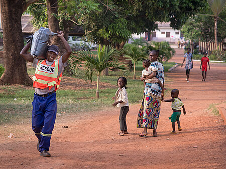 Ein Helfer trägt einen Sack Nahrungsmittel in der Stadt Bangui zu einem Verteilstandort. Bild: Niek Stam