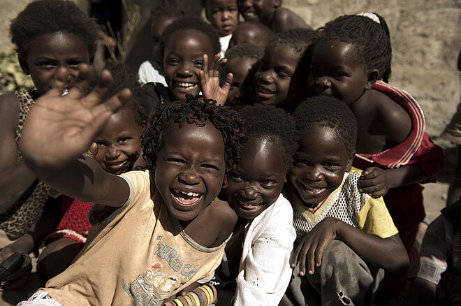 Kinder die lachend in die Kamera schauen. Bild: Oli Rust, TearFund