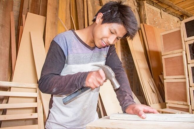 Ricardo liebt es mit Holz zu arbeiten.