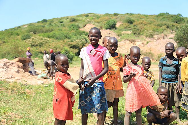 Kinder auf einem Hügel. Bild: Anna Abel, TearFund Schweiz