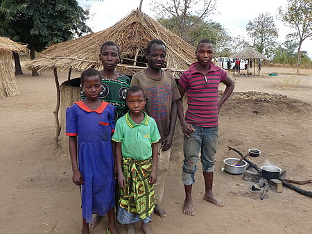 Diese malawische Familie konnte nach der schweren Dürre im Sommer 2016 mit Saatgut und Nahrungsmitteln  wie Mais, Hülsenfrüchten und Öl versorgt werden. Bild: Isabelle Vianden / TearFund Schweiz