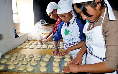 Jugendliche lernen das Bäckerhandwerk an einem Schnupperkurs.
